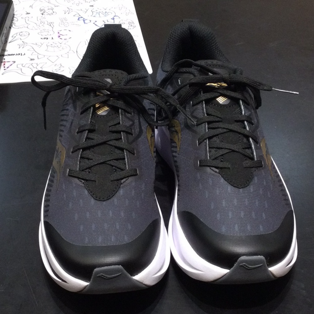 Saucony Endorphin Black and gold
